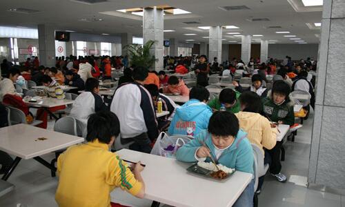 廣東三部門聯合發文嚴禁學校食堂分包轉包，每餐須有校方人員陪餐